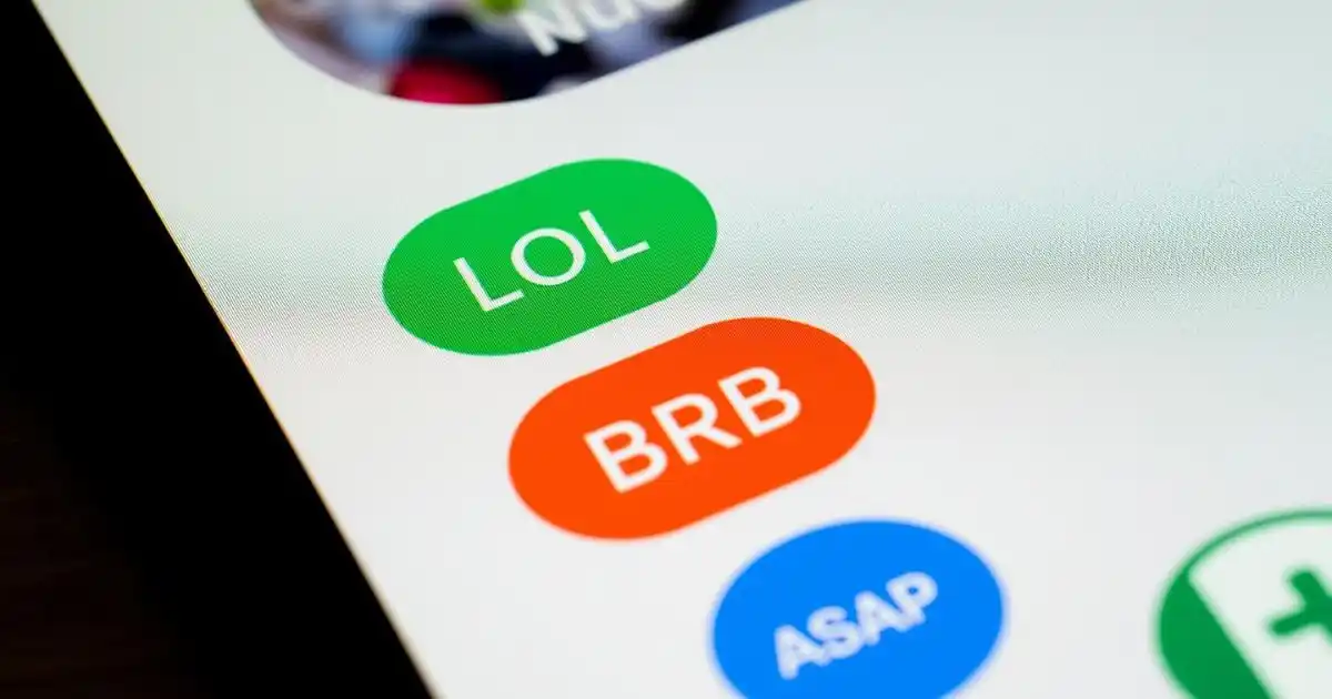 Abréviations anglaises WhatsApp : liste complète 2026